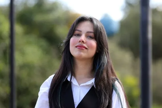 Doğuştan elleri olmayan Dilara hayalindeki ünlü ressam olmak için Hollanda’ya gelecek