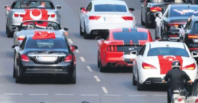 Türk düğün konvoyuna polis baskını: 25 kişinin ehliyetine el konuldu