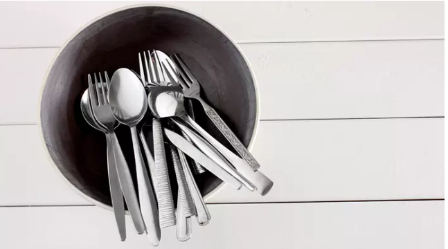 Çatal ve kaşıkların kararma sorunu bitiyor! Tek yapmanız gereken…
