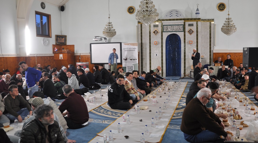 Ramazan’ın birleştirici ruhu 800 Müslümanı Enschede’deki iftar programında buluşturdu-TIKLA İZLE-