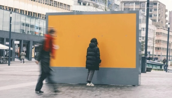 Hollanda’da bu reklam panosunu koklayan restorana koşuyor!