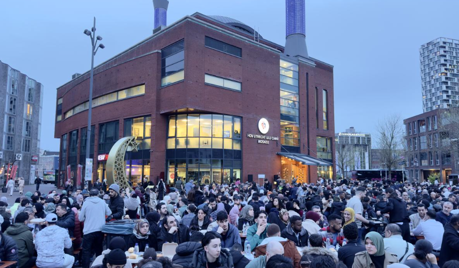 Hollanda’da cami önünde 1500 kişilik sokak iftarı