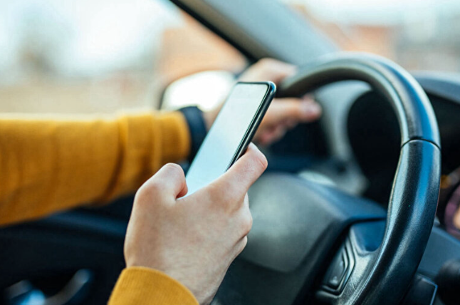 Belçika’da direksiyon başında telefon kullananlar yandı