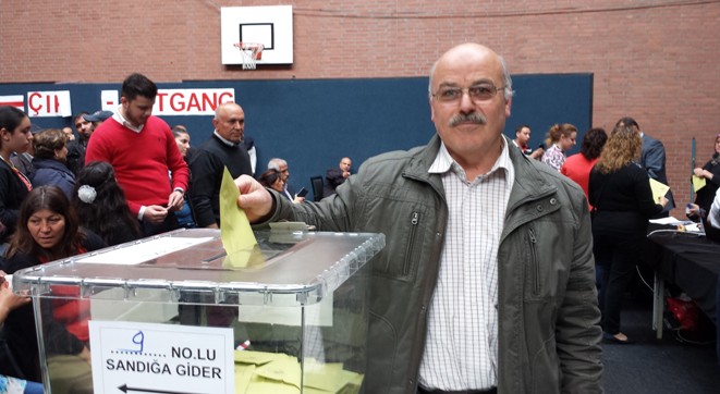 Hollanda’lı Türkler sandıklara koşuyor