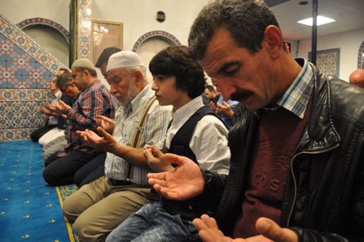 Hollanda’nın ilk minareli camiinde iftar ve kandil coşkusu