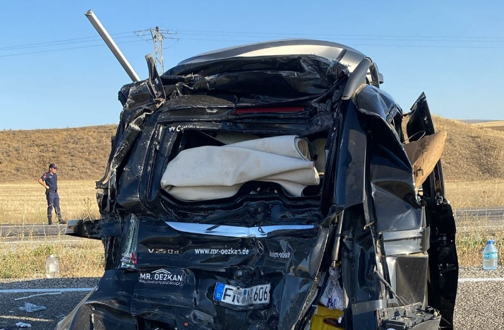 TIR, gurbetçi minibüsüne çarptı: 1 ölü, 2’si ağır 5 yaralı