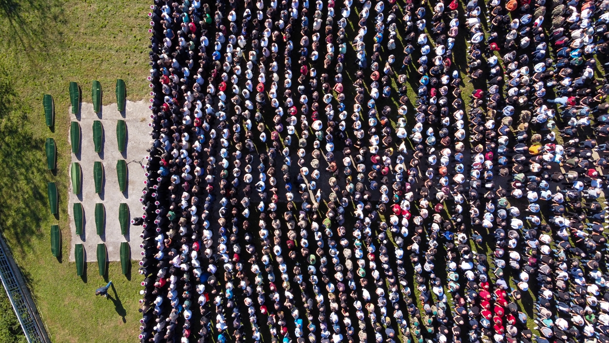 Bosna kayıplarını uğurladı