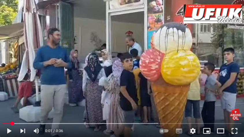Suriyeli çocuklar amcaların ısmarladığı dondurmaya akın ettiler
