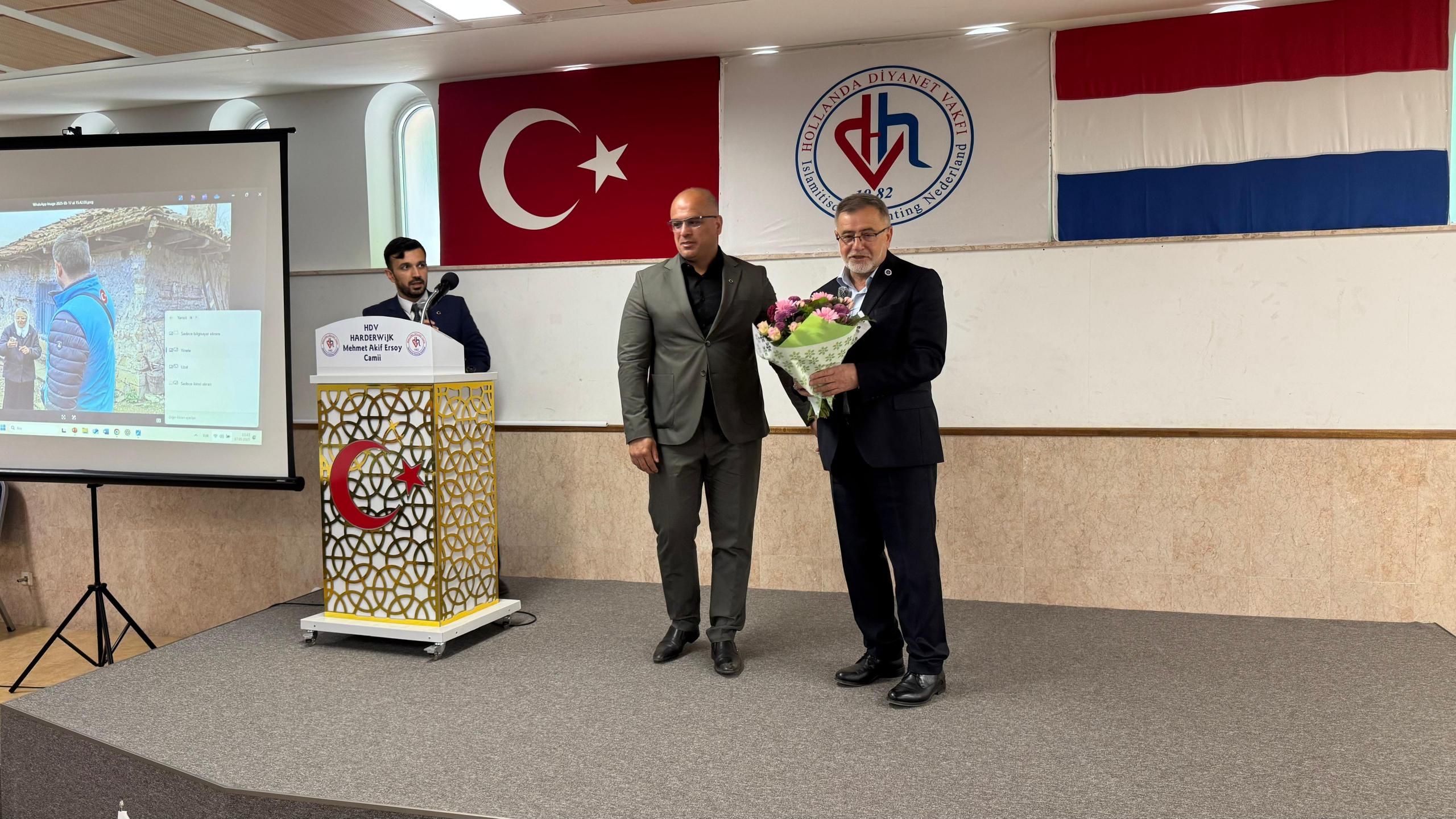 TDV Genel Müdürü Hollanda’da gönülleri fethetti