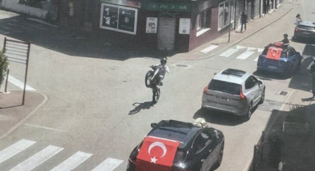Gurbetçilerin düğün konvoyu trafiği felç etti: 20 araç trafikten men edildi