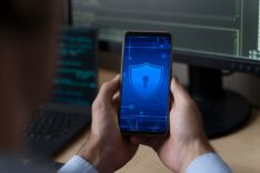 Fransa kamu personeline Whatsaap ve Telegramı yasakladı