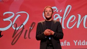 Hollanda’da 30 yıllık emek taçlandı: Mustafa Yıldızdoğan’la unutulmaz gece -VİDEO HABER-