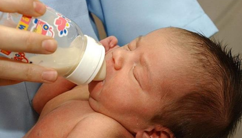 Hollanda’da bebek maması alarmı: Çok sayıda bebek rahatsızlandı