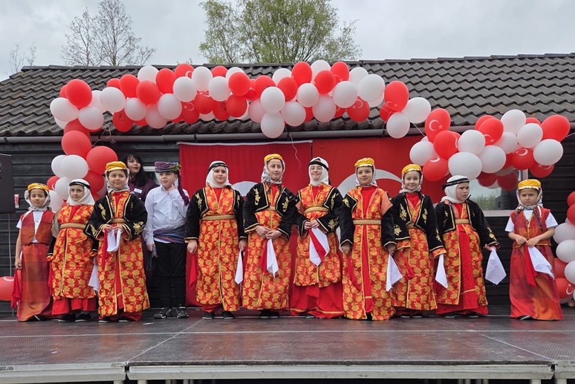 23 Nisan Hengelo’yu buluşturdu: Çocuklardan gururlandıran sahneler