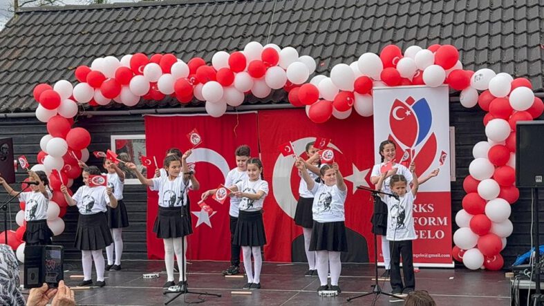 23 Nisan Hengelo’yu buluşturdu: Çocuklardan gururlandıran sahneler