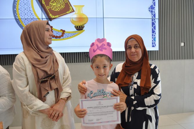 Almelo’da gurur günü! Yüzlerce öğrenciye sertifika, hedef 400’ün üzeri -VİDEO İZLE-