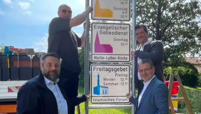 Almanya’da bir ilk: Şehir tabelasında Cuma namazı bilgisi