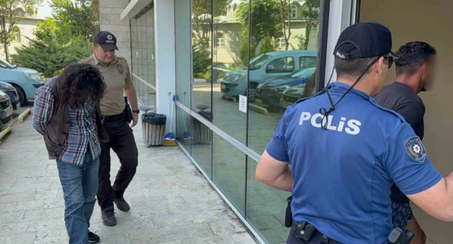 Türk polisine saldırarak görevini yaptırmayan 2 gurbetçi tutuklandı