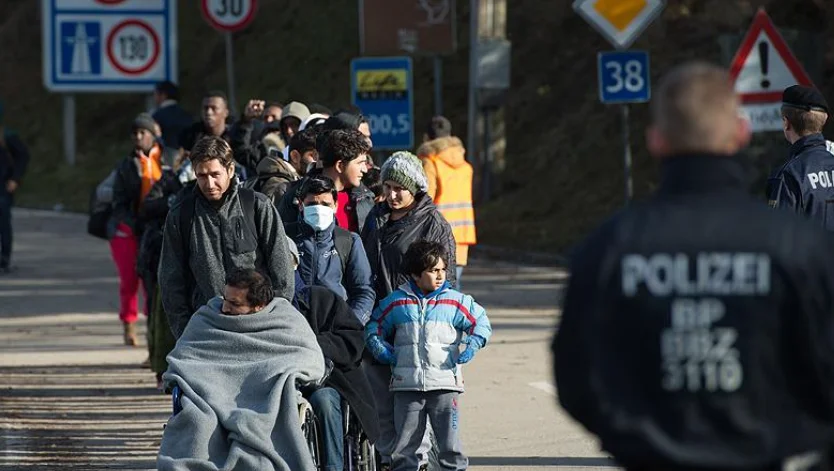 Göç dalgalanıyor: Almanya’ya gelen Suriyeli sayısı yarıya indi