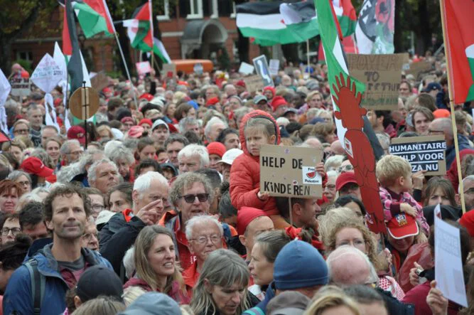 amsterdam-kirmizi-cizgi-israil-protesto-2025-cocuk-5